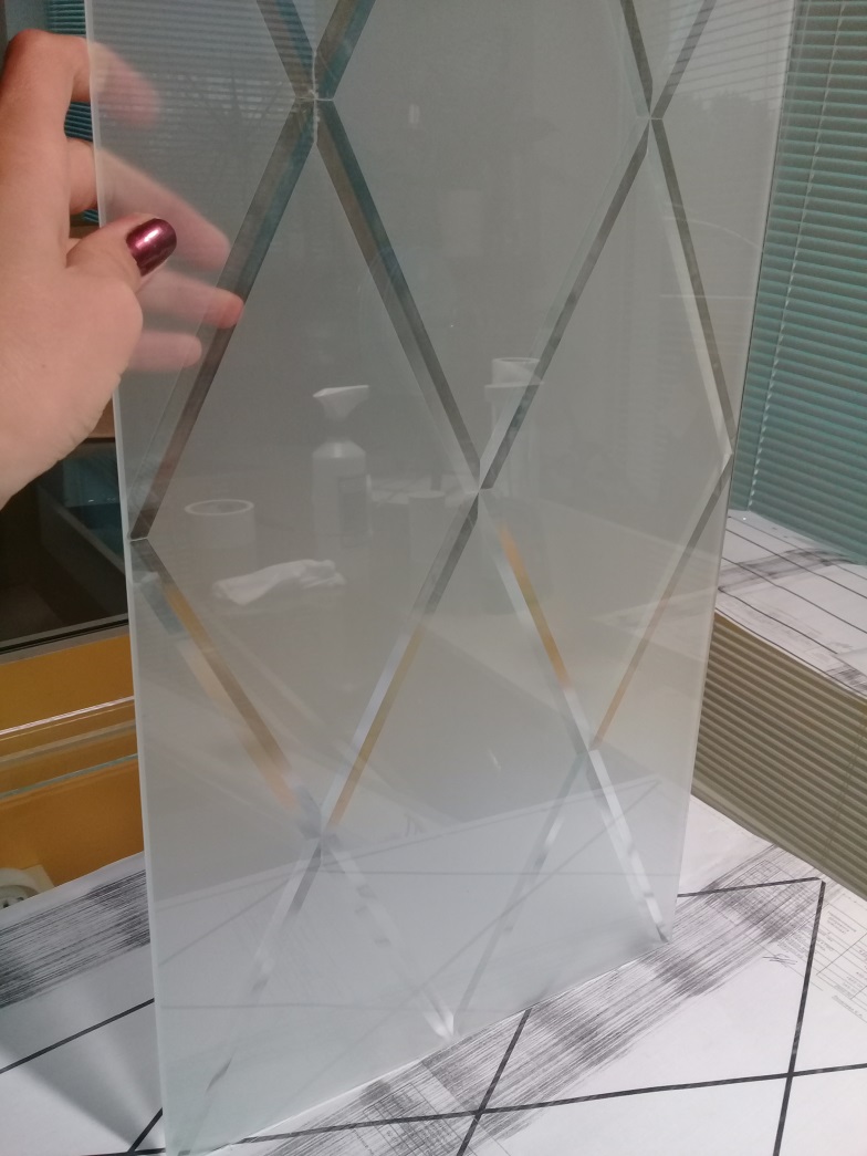 Как называется прозрачное стекло. Фацет 25 мм на зеркале Кристалл Вижен. Алмазная гравировка на стекле. Гравировка на матовом стекле. Прозрачное стекло с фацетом.